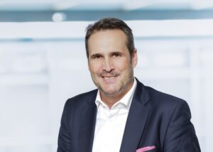 Befragung von Privatanlegerinnen und Privatanlegern zeigt: Anteil von Sparbuch und Festgeld seit 2020 rückläufig, während Fonds und ETFs deutlich zulegen