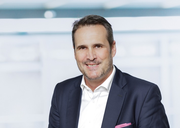 Befragung von Privatanlegerinnen und Privatanlegern zeigt: Anteil von Sparbuch und Festgeld seit 2020 rückläufig, während Fonds und ETFs deutlich zulegen